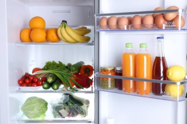 Farklı taze gıda ürünleri olan modern buzdolabı, yakın plan.