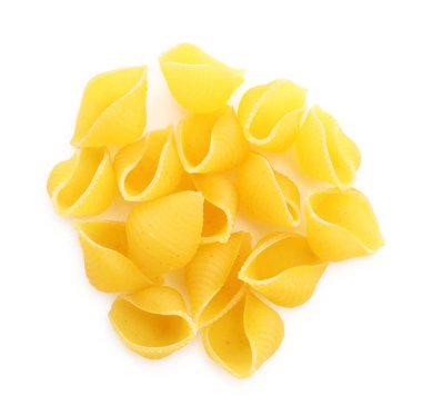 Beyaz, üst görünümde izole edilmiş çiğ koni makarna yığını