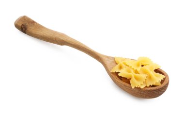 Tahta kaşıkta çiğ farfalle makarna. Beyaz kaşıkta izole edilmiş.