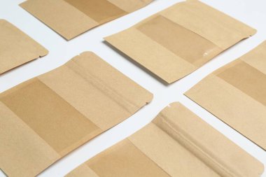 Birçok Kraft stand-up kesesi ışık arka planda, yakın plan