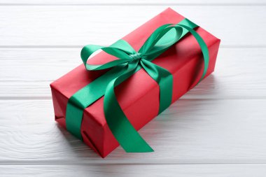 Güzel hediye kutusu beyaz ahşap masada, yakın plan.