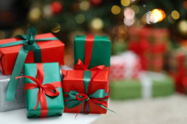 Noel hediyesi. Kapalı alandaki beyaz masada bir sürü hediye kutusu var. Metin için boşluk