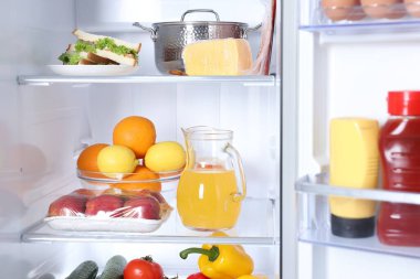 Farklı taze gıda ürünleri olan modern buzdolabı, yakın plan.