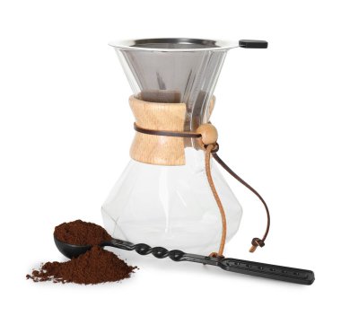 Cam kimya kahve makinesi filtresi ve öğütülmüş kahve kepçesiyle beyaz üzerine izole edilmiş.