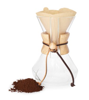 Kağıt filtresi ve beyaz kahve izole edilmiş cam kimya kahve makinesi.