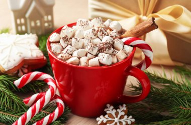 Lezzetli kakao, şekerleme kamışı, zencefilli kurabiye ve Noel süsü, yakın plan.