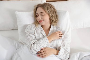 Kadın evinde uyuyor, manzarası çok güzel.