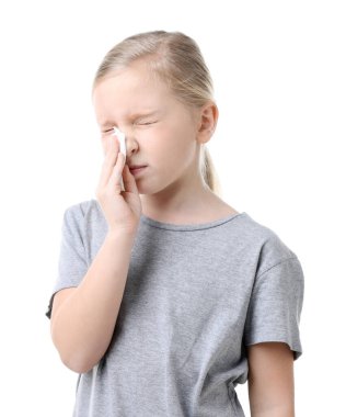 Beyaz arka planda burnu akan küçük bir kız. Soğuk Semptom