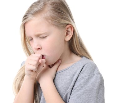 Beyaz arka planda öksüren küçük bir kız. Soğuk Semptom