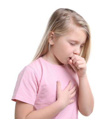 Beyaz arka planda öksüren küçük bir kız. Soğuk Semptom