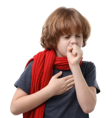 Beyaz arka planda öksüren küçük bir çocuk. Soğuk Semptom