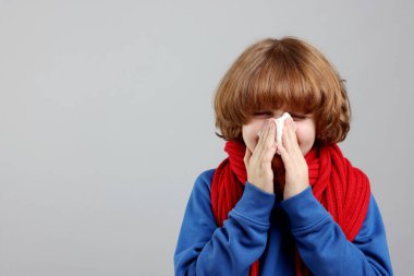 Hafif arka planda burnu akan küçük bir çocuk, mesaj için yeri var. Soğuk Semptom