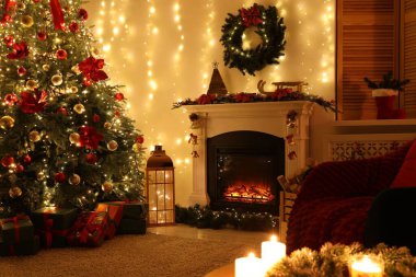 Güzel bir şömine, Noel ağacı ve rahat odada şenlikli bir dekor. İç tasarım
