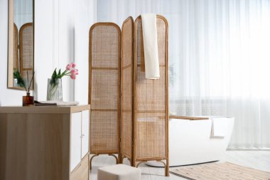 Katlanan ekran ve küvetli banyo iç dekorasyonu