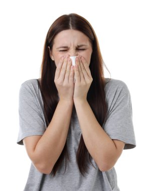 Beyaz arka planda burnu akan bir kadın. Soğuk Semptom