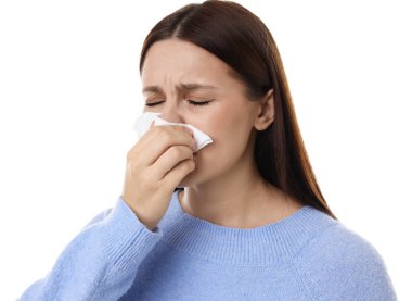 Beyaz arka planda burnu akan bir kadın. Soğuk Semptom