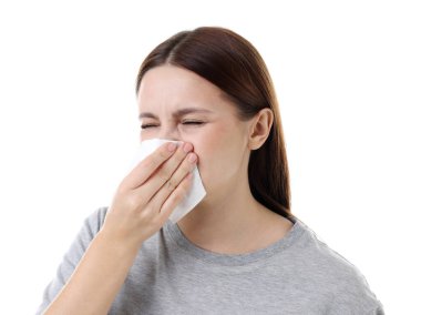 Beyaz arka planda burnu akan bir kadın. Soğuk Semptom