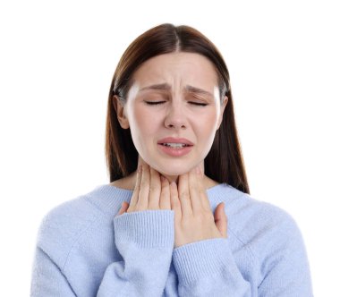 Beyaz arka planda boğaz ağrısı çeken bir kadın. Soğuk Semptom