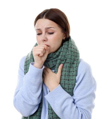 Beyaz arka planda öksüren bir kadın. Soğuk Semptom