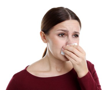 Beyaz arka planda burnu akan bir kadın. Soğuk Semptom