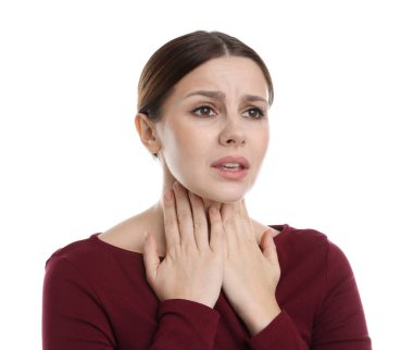 Beyaz arka planda boğaz ağrısı çeken bir kadın. Soğuk Semptom