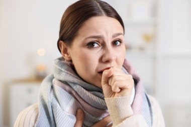 Evde öksüren bir kadın, yakın plan. Soğuk Semptom