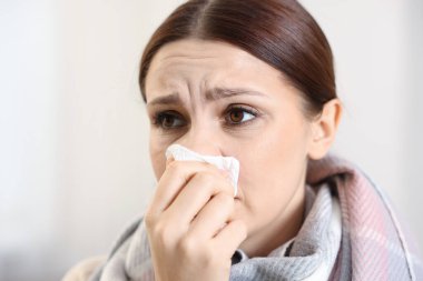 Evde burnu akan bir kadın, yakın plan. Soğuk Semptom