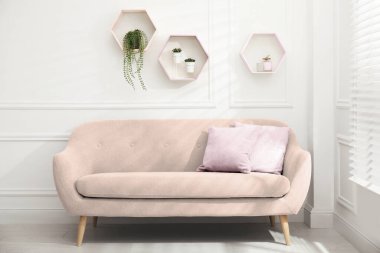 Kanepe ve dekorlu rahat bir oturma odası. 2026 yılının renginde iç tasarım