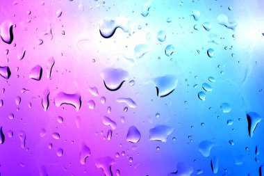 Su damlalı cam yüzey, yakın görüş.