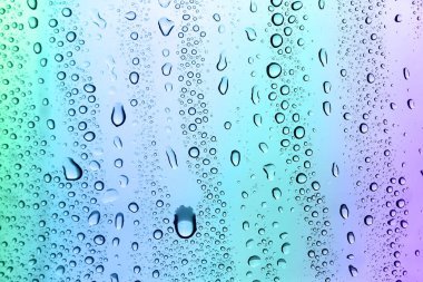 Su damlalı cam yüzey, yakın görüş.