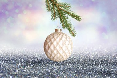 Noel balosu, köknar ağacının dalından sarkan parlak parıltıların üzerinde bokeh ışıklarına karşı. Yeni yıl ve kış tatili tebrik kartı.