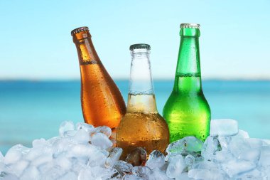 Denize yakın buzlu bira şişeleri. Tazeleyici yaz içeceği