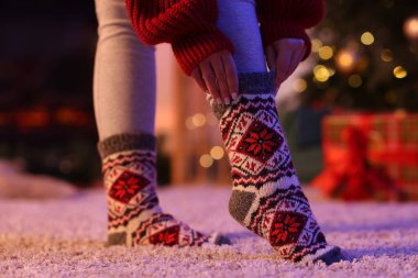 Kadın evde rahat çoraplar giyiyor, yakın plan.