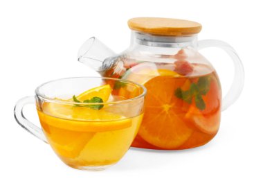 Aromatik meyve çayı, cam çaydanlık ve beyaz üzerine izole edilmiş fincanla.