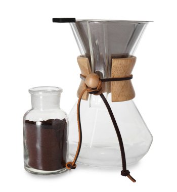 Cam kimya kahve makinesi, filtre ve cam şişede öğütülmüş kahve, beyaz üzerine izole edilmiş.
