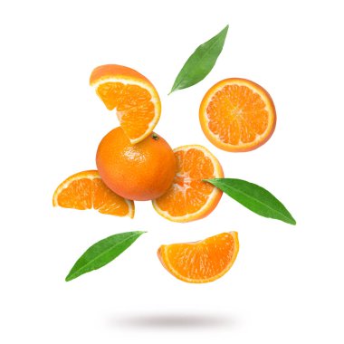 Beyaz arka plana düşen taze mandalina ve yeşil yapraklar. Citrus meyvesi.