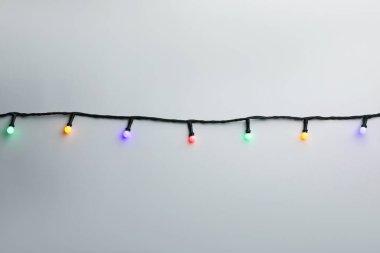 Parlak Noel ışıkları beyaz, üst görünümde izole