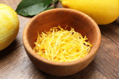 Limon lezzeti, taze meyve ve yapraklar ahşap masada, yakın plan.