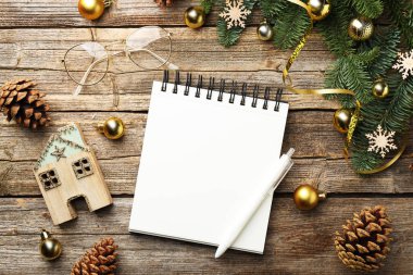 Yeni yıl hedefleri. Boş planlayıcı, kalem ve şenlikli dekor Tahta masa, düz yatıyordu