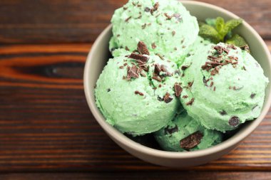 Nefis naneli çikolatalı dondurma ahşap masada, yakın plan.