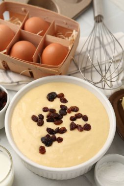 Masada kek ve çırpma malzemesi, yakın plan.