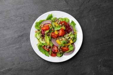 Gri desenli masada mercimek ve sebzeli leziz salata.