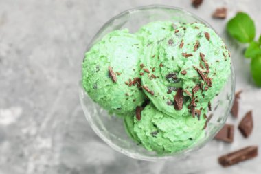 Gri desenli masa üzerinde naneli çikolata parçalı dondurma.