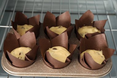 Kek yapıyorum. Fırında hamurlu kek tepsisi, yakın plan.