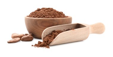 Tahta kasede kakao tozu, kepçe ve fasulye, beyazın üzerinde izole edilmiş.