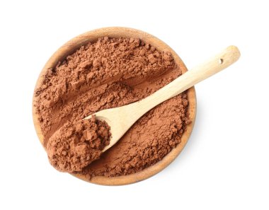 Tahta kasede kakao tozu ve beyaz bir kaşıkla izole edilmiş.