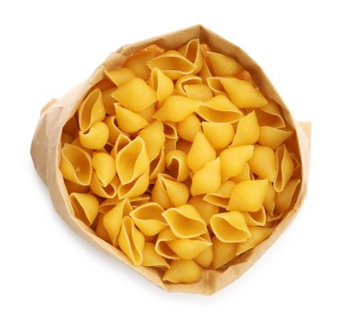 Kağıt torba içinde çiğ konchiglie makarna beyaz, üst görünüm izole