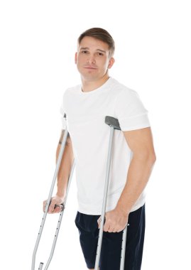 Beyaz arkaplanda koltuk değneği olan bir adam