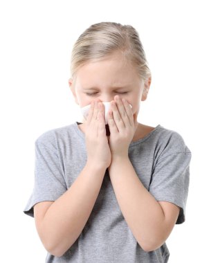 Beyaz arka planda burnu akan küçük bir kız. Soğuk Semptom