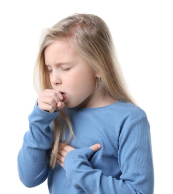 Beyaz arka planda öksüren küçük bir kız. Soğuk Semptom